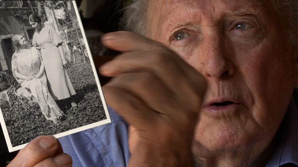 Erich Rietenauer mit Foto von Alma Mahler-Werfel und Manon Gropius